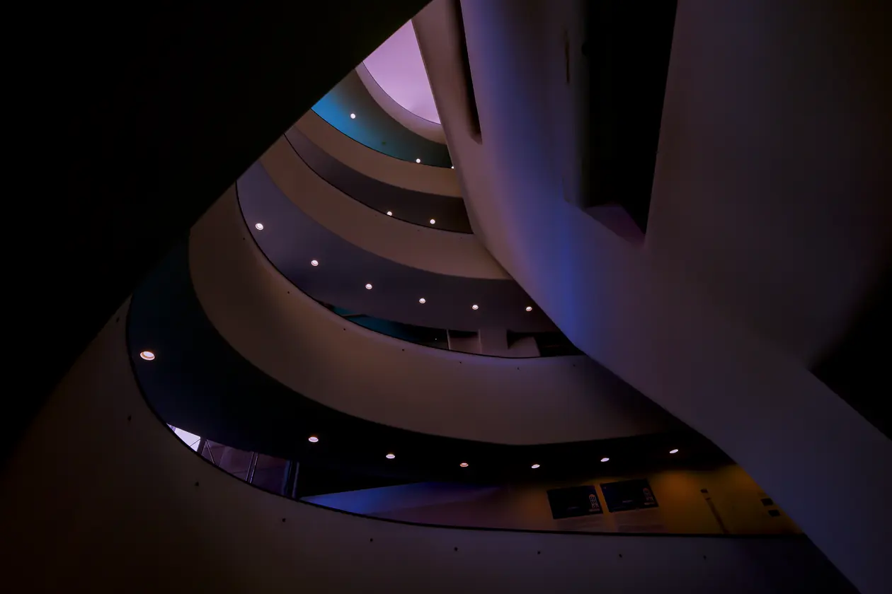 Scala elicoidale di un edificio contemporaneo
